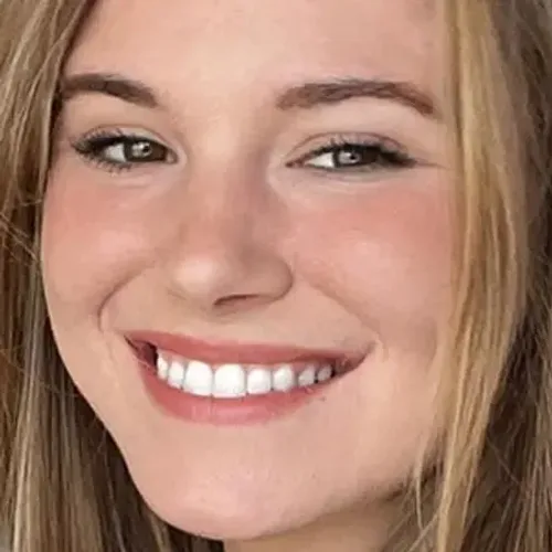 Sonrisa de adolescente después del tratamiento de ortodoncia